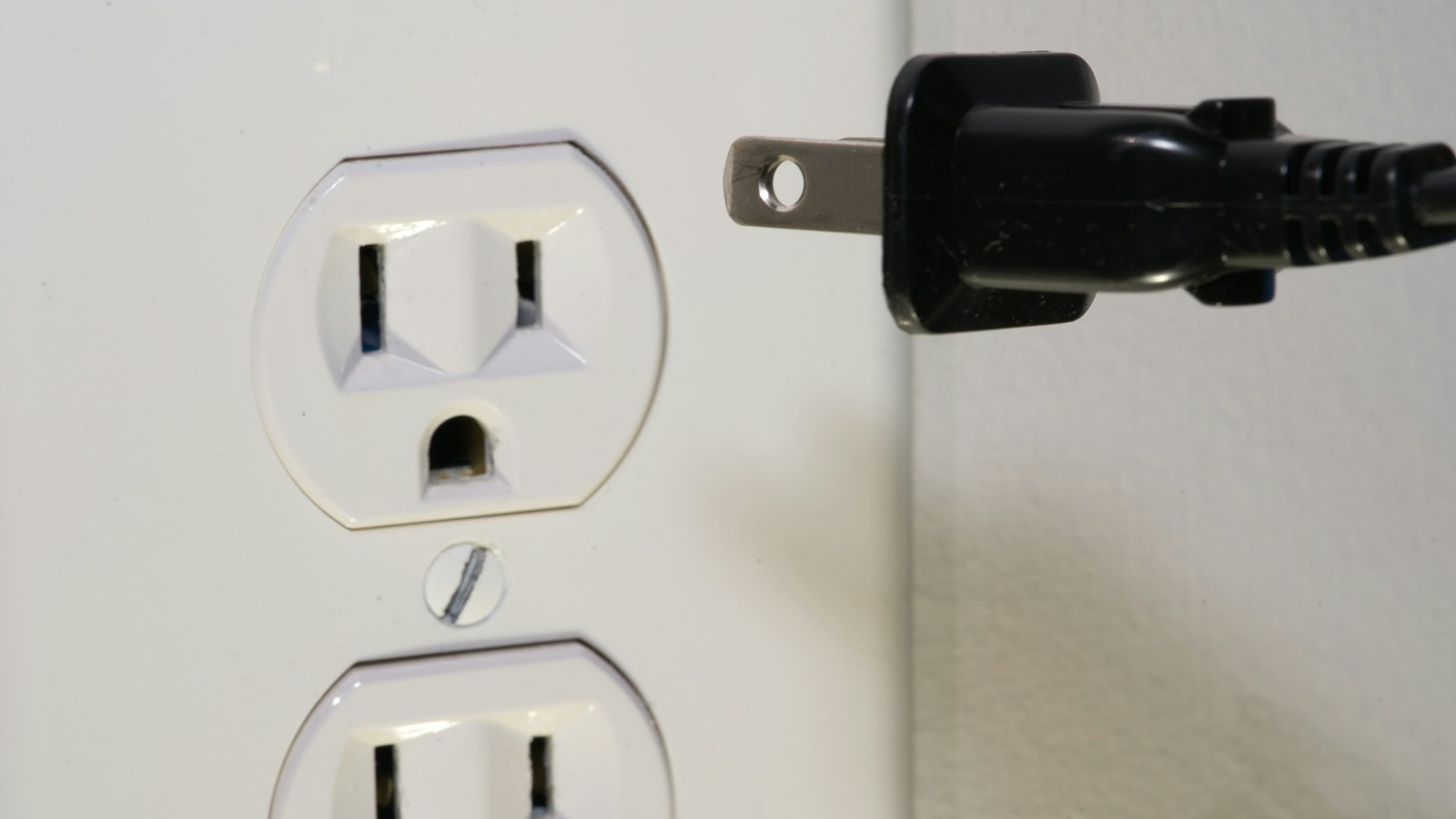 DIY mini split that plugs into an outlet: a power cord plug beside a standard grounded 115V household wall outlet